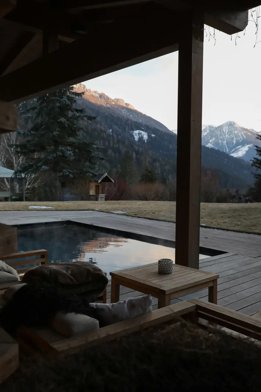 Außenpool mit Blick auf die Berge