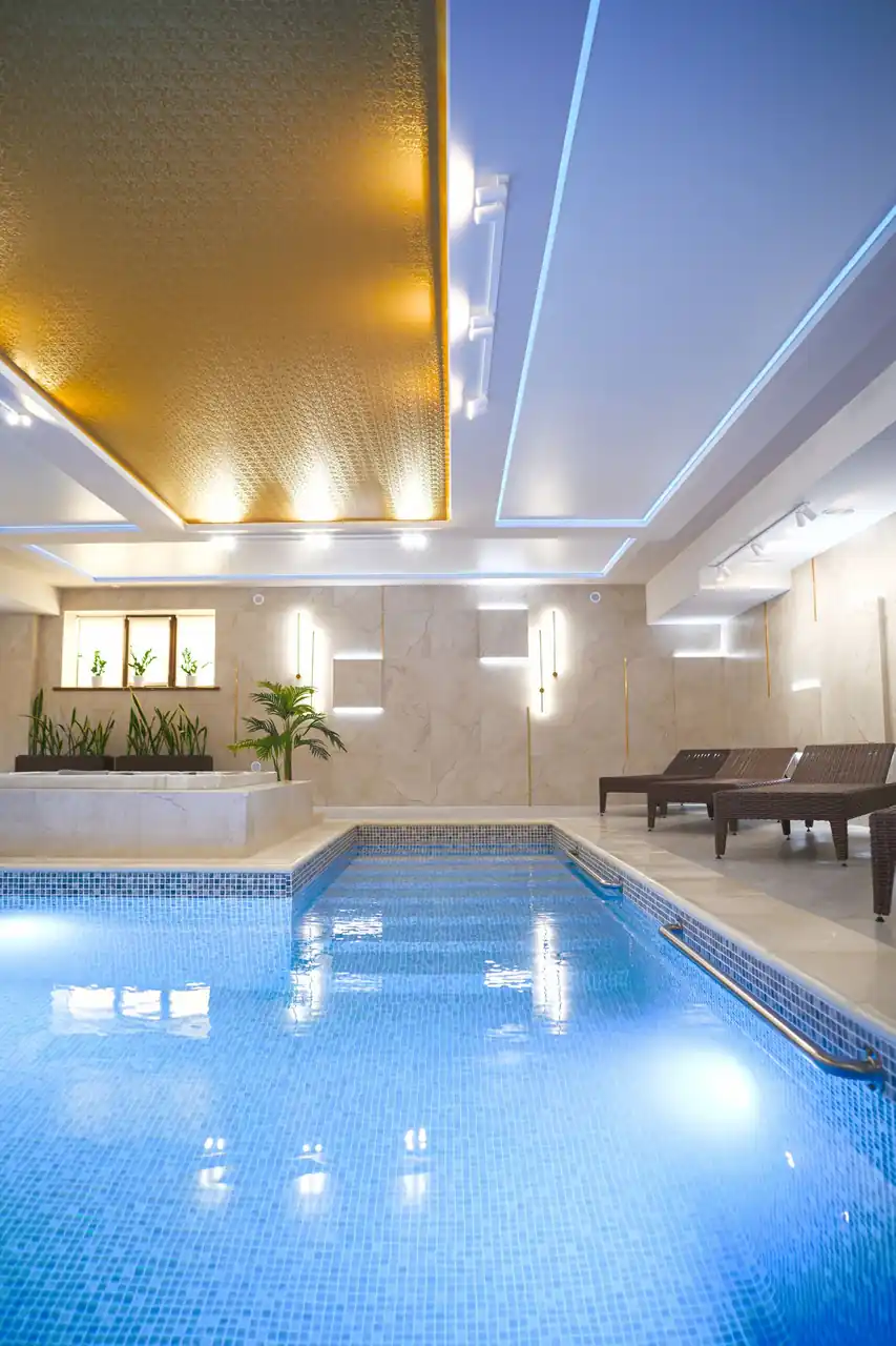 Luxuriöser Poolbereich einer privaten Suite.