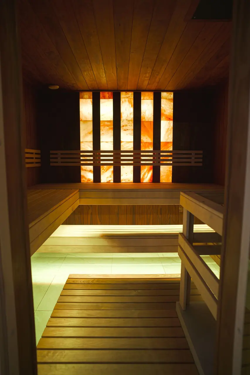 Wellness-Suite mit beleuchteter Salzwand und gemütlicher Atmosphäre.