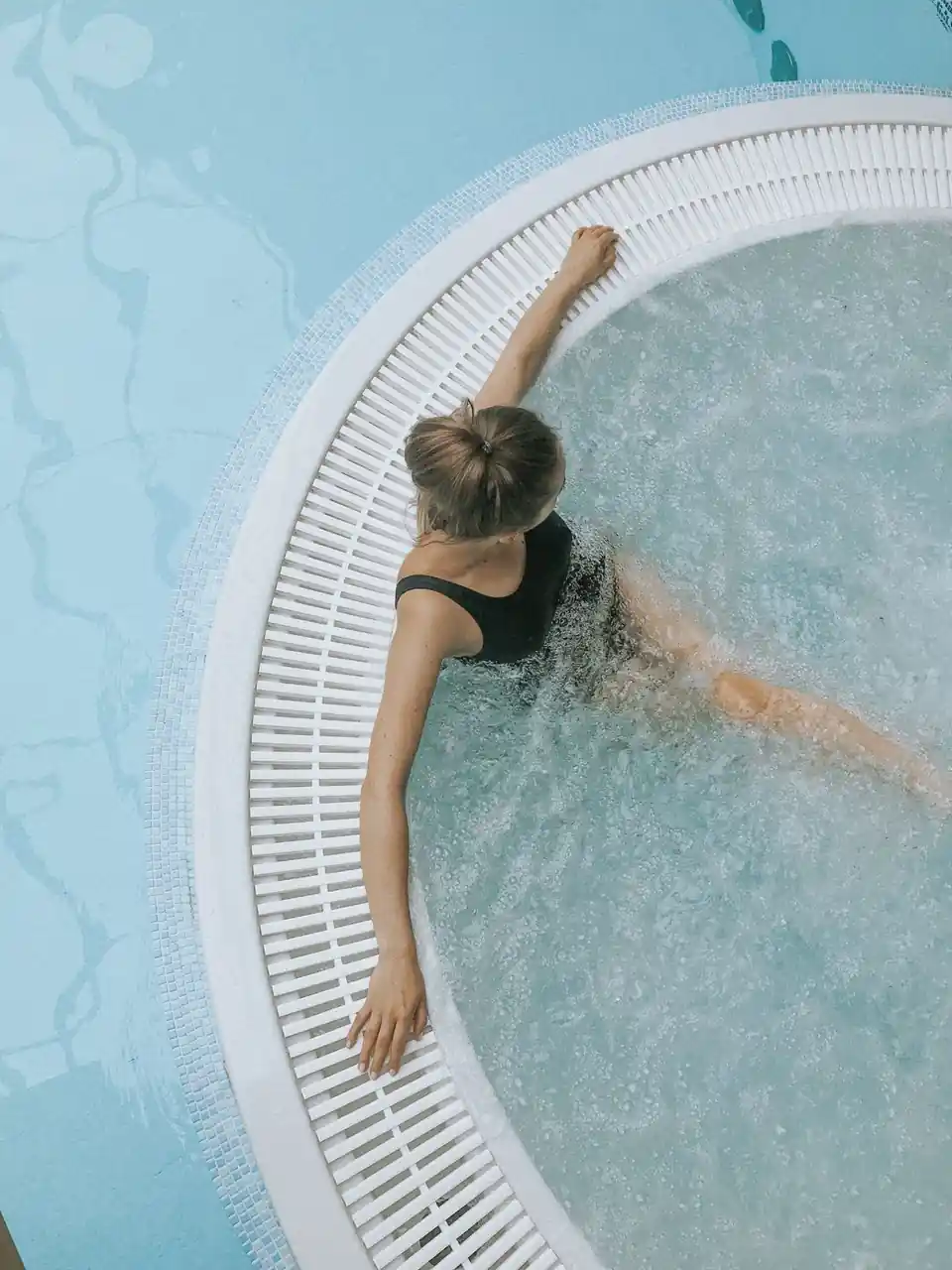 Private Wellness-Suite mit eigenem Whirlpool und Lounge-Bereich.