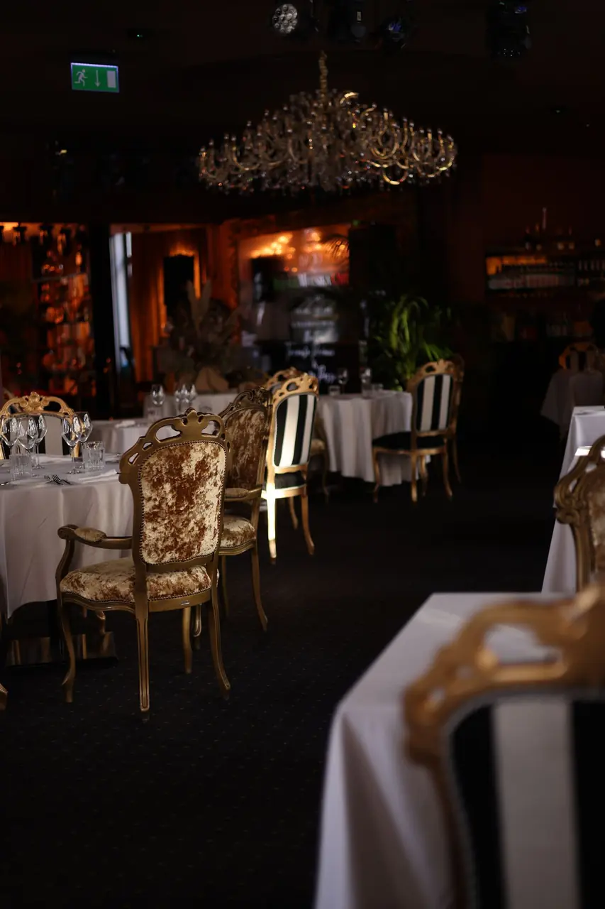 Elegantes Restaurant-Interieur im Elvarique Bright House