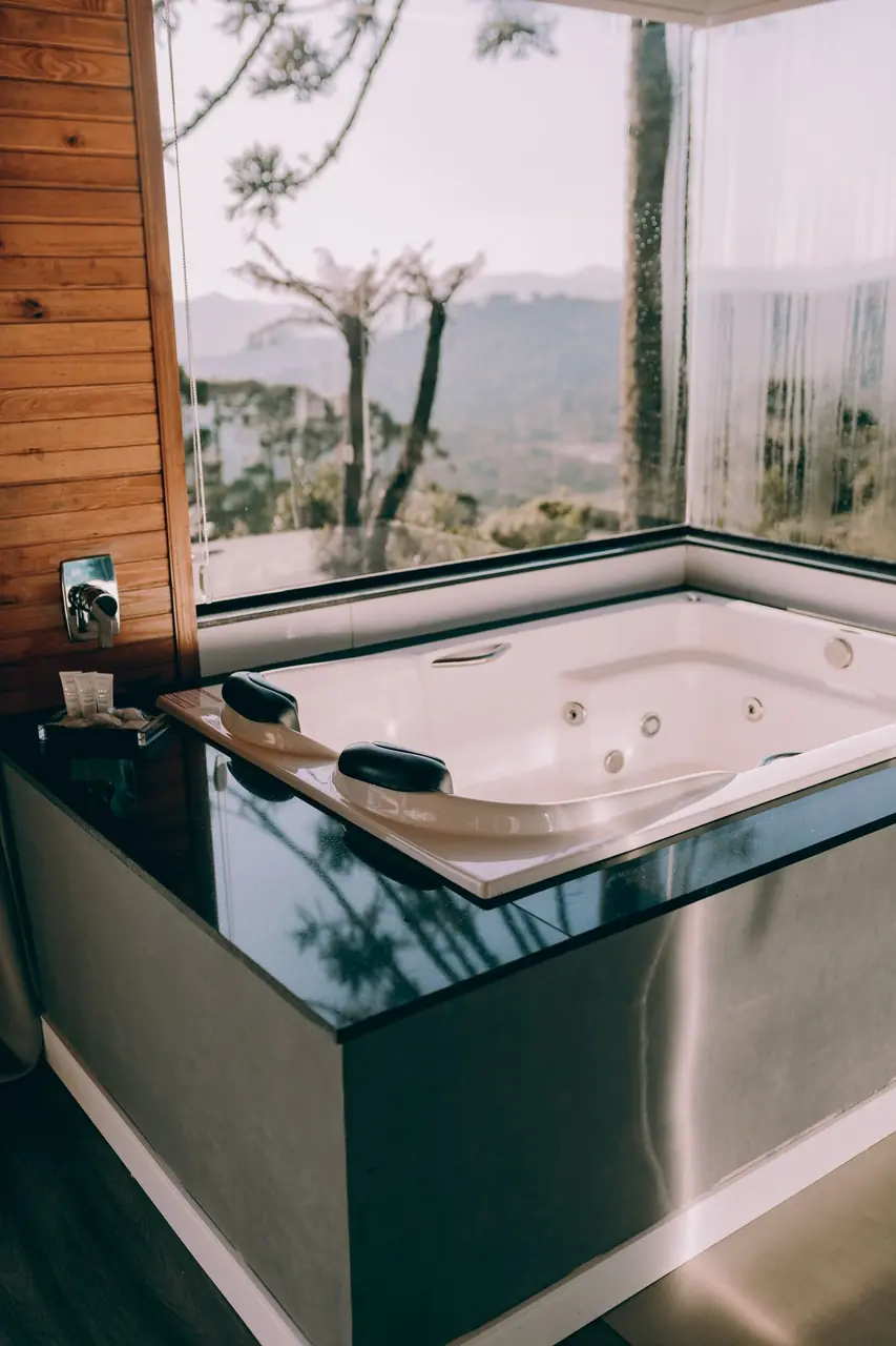 Badezimmer mit Panoramablick