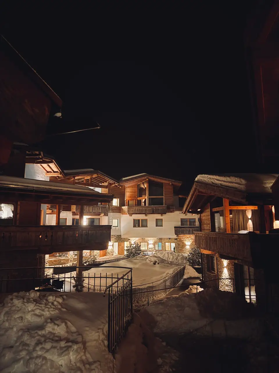 Beleuchtetes Hotel-Exterieur in der Nacht