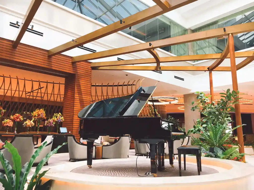 Eleganter Hotel-Lobby-Bereich mit Flügel bei Elvarique Bright House