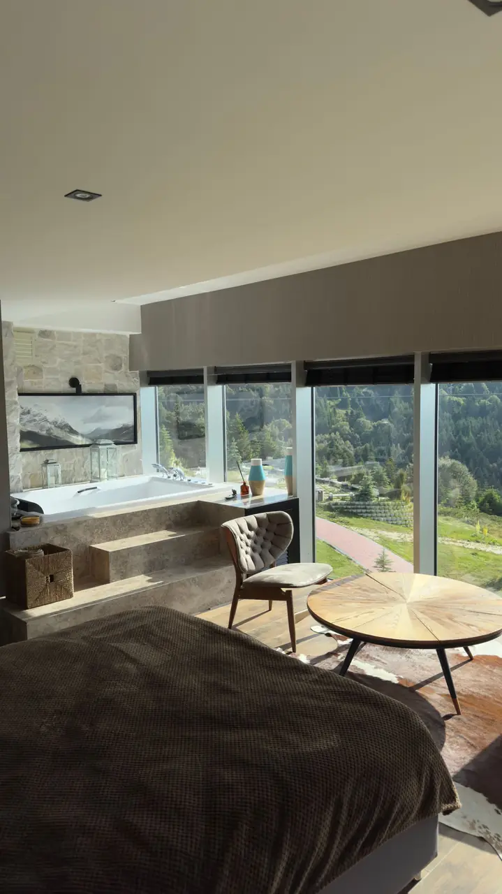 Luxuriöse Suite mit Blick auf die österreichischen Alpen