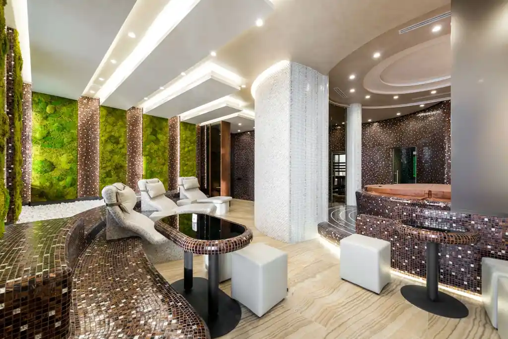 Elegante Ruhezone im Luxury Spa mit beheizten Liegen und natürlicher Dekoration.