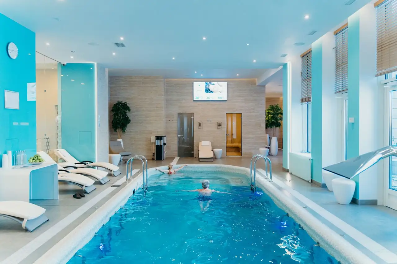 Luxuriöser Innenpool im Elvarique Bright House Spa mit eleganter Beleuchtung und entspannter Atmosphäre.